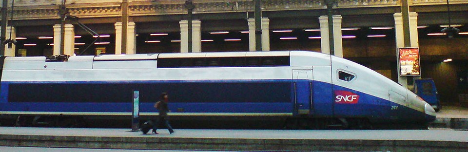 "TGV Duplex in profile". Licensed under CC BY 2.5 via Wikipedia.