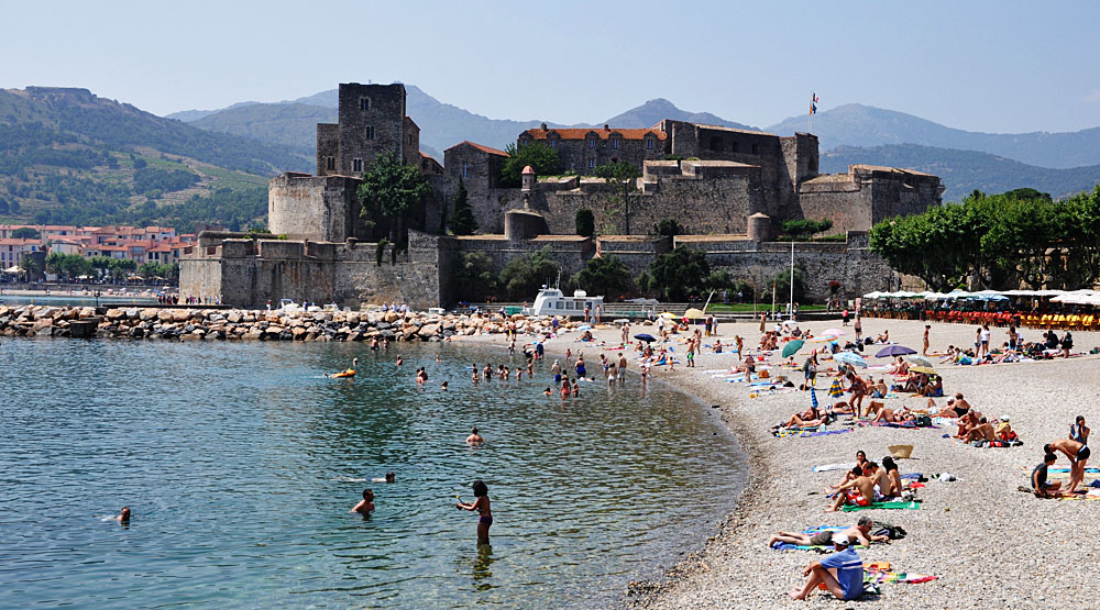 The beach and defensive chateau at Collllioure